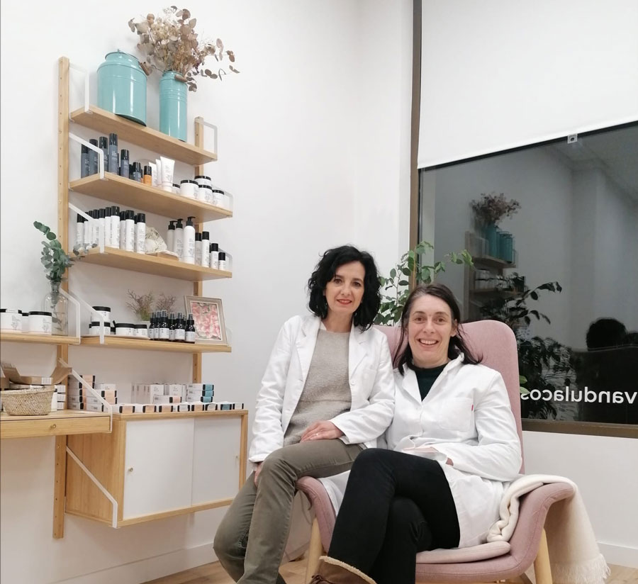 Ainhoa y Ainara en el laboratorio de Lavándula cosmética